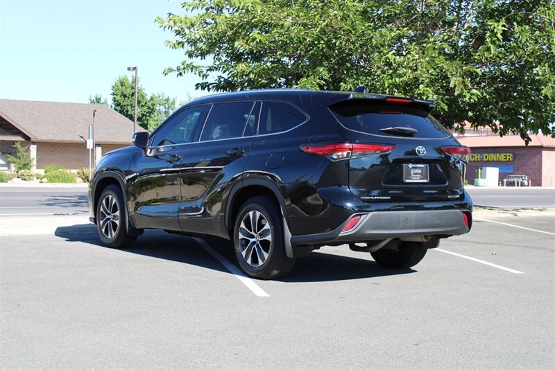 Used 2021 Toyota Highlander XLE AWD/4WD image 10