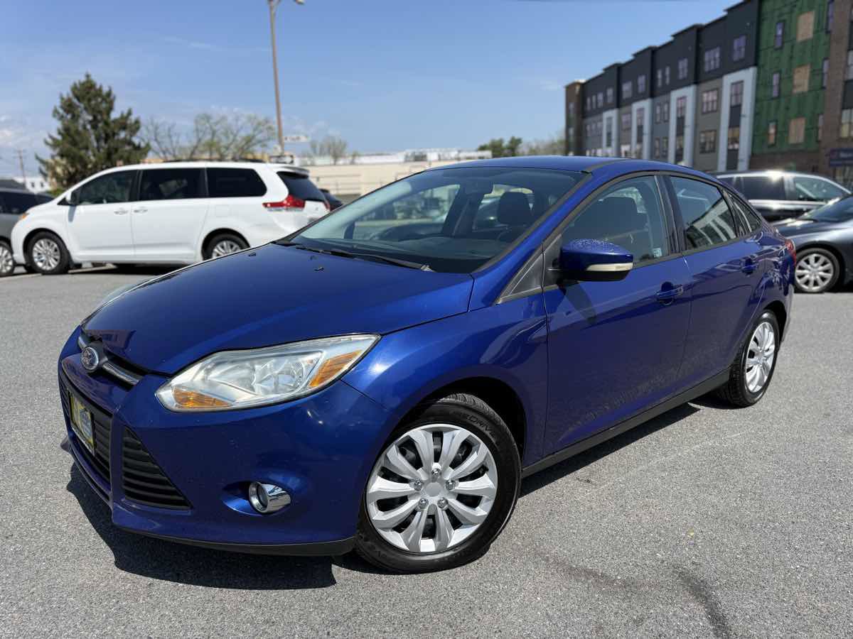 Used 2012 Ford Focus SE w/ SE Winter Pkg image 3