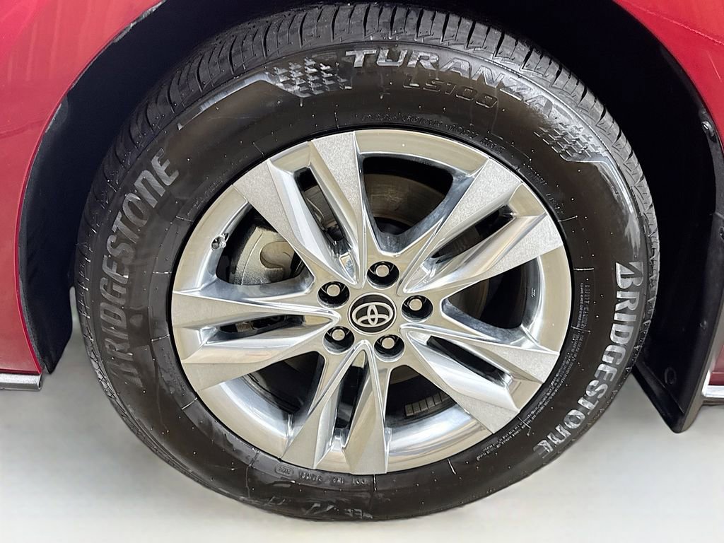 Used 2024 Toyota Sienna Limited image 41