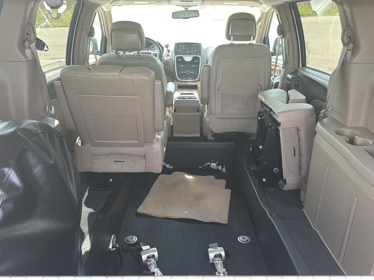 Used 2016 Chrysler Town & Country Touring FWD image 13