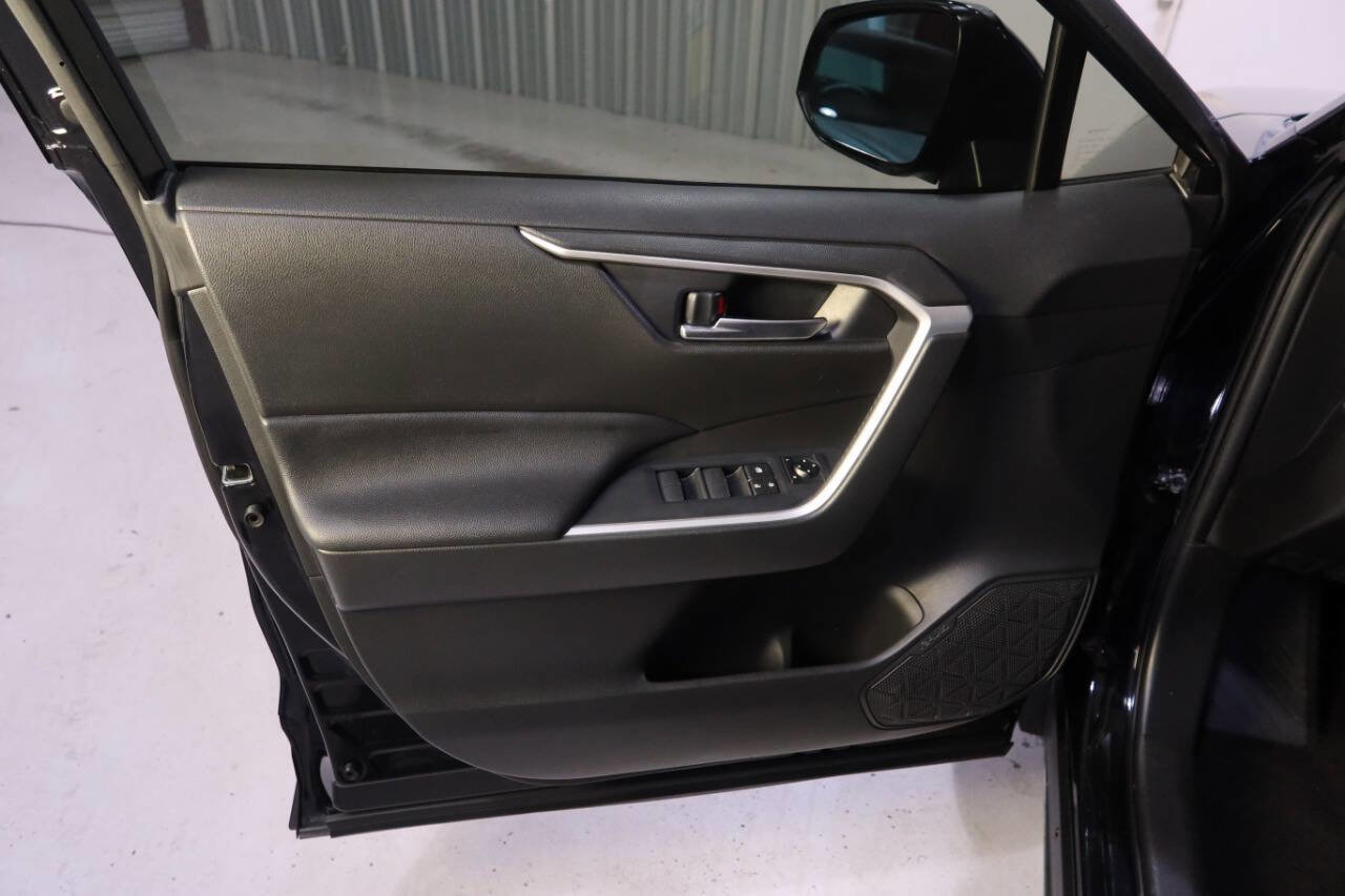 Used 2020 Toyota RAV4 XLE Premium image 29