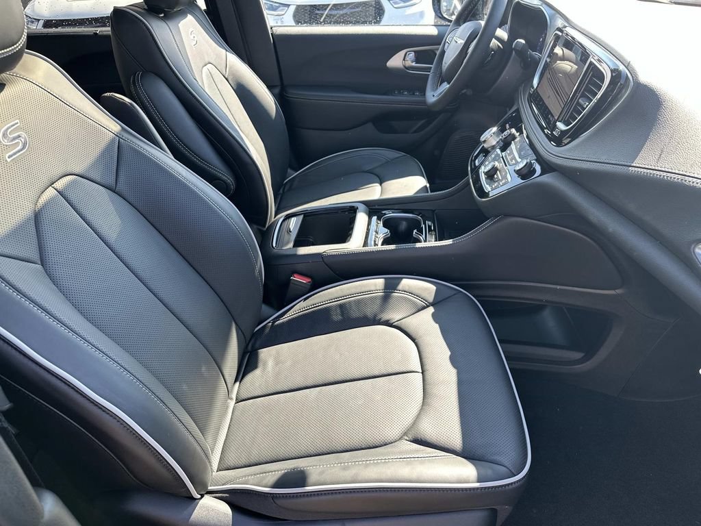 New 2026 Chrysler Pacifica Limited w/ S Appearance Package FWD image 18