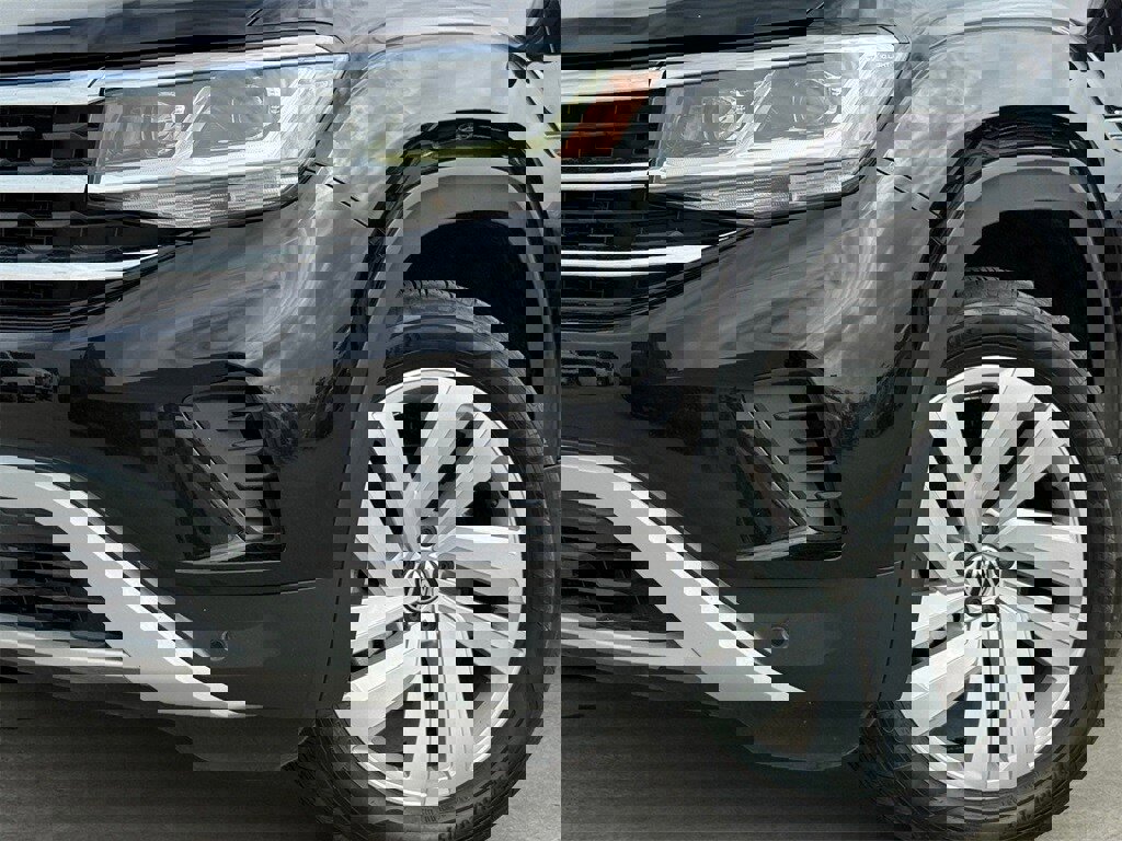 Used 2023 Volkswagen Atlas Cross Sport SE w/ Panoramic Sunroof Package image 2