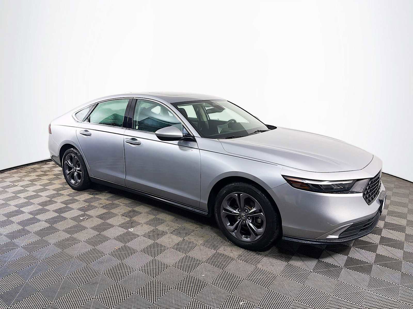 Used 2023 Honda Accord EX image 3
