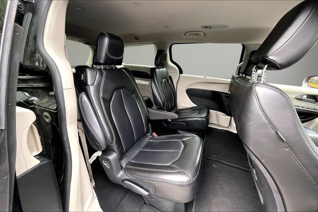 Used 2023 Chrysler Pacifica Touring-L FWD image 24