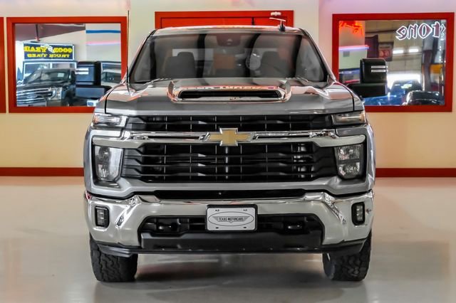 Used 2024 Chevrolet Silverado 2500 LT AWD/4WD image 9