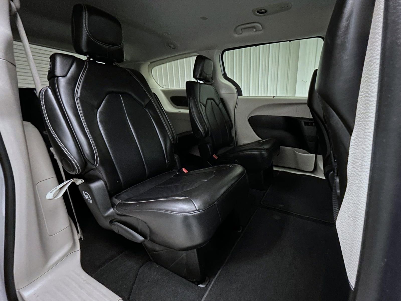 Used 2024 Chrysler Pacifica Touring-L image 17