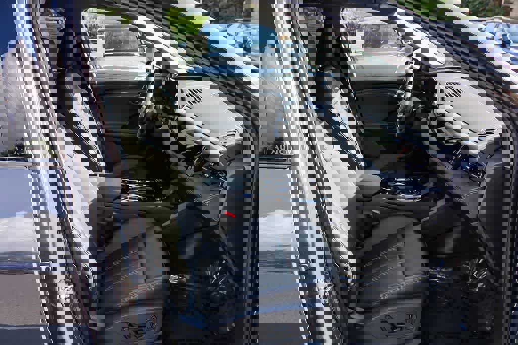 Used 2025 Audi Q6 e-tron Premium w/ Convenience Package image 17