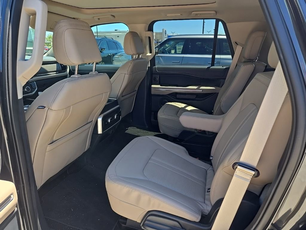 Used 2022 Ford Expedition Limited RWD image 9