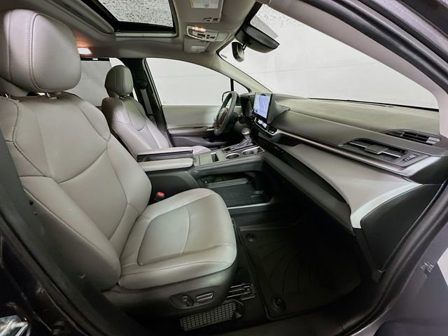 Used 2025 Toyota Sienna XLE image 29