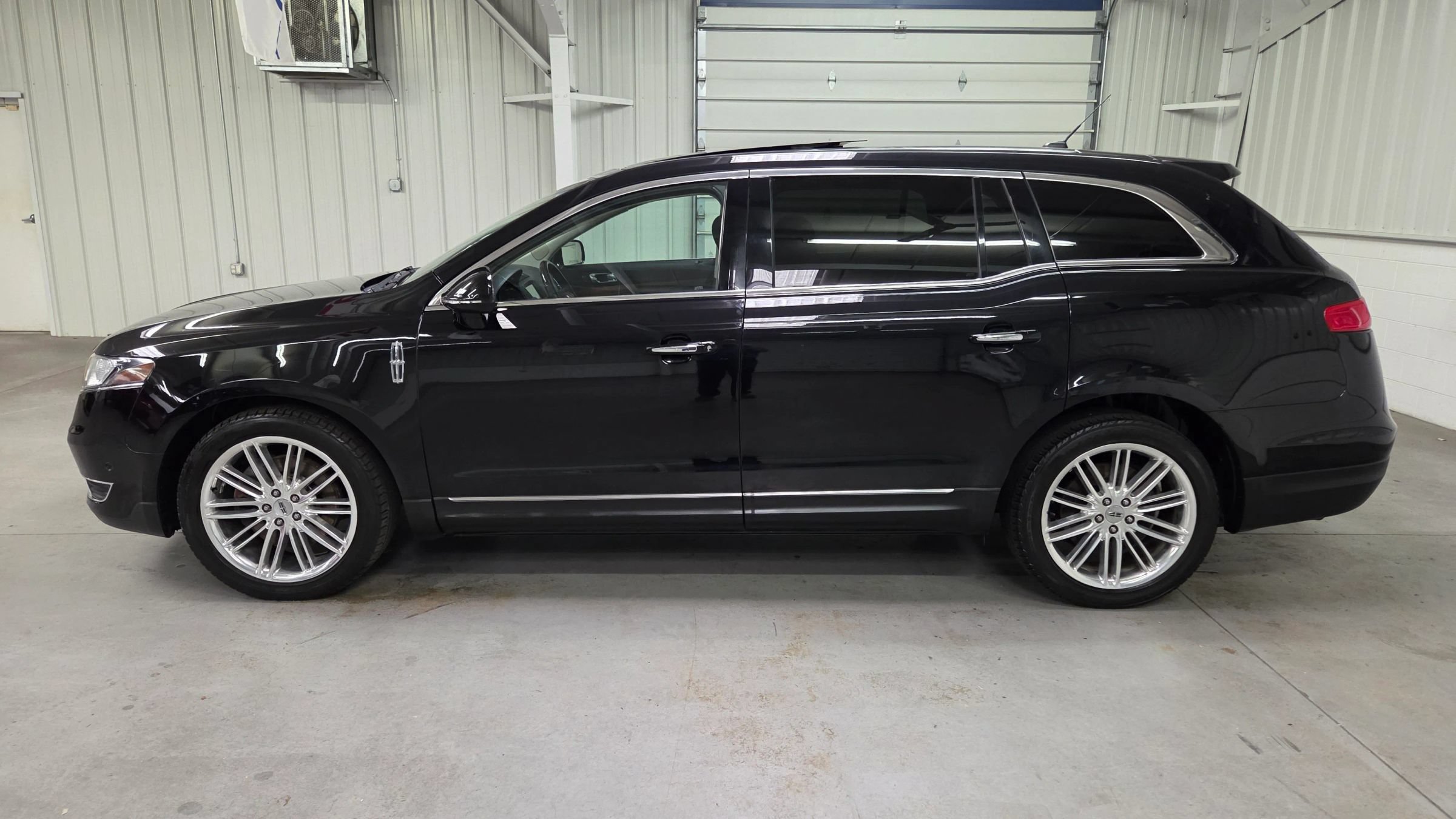 Used 2019 Lincoln MKT AWD image 3