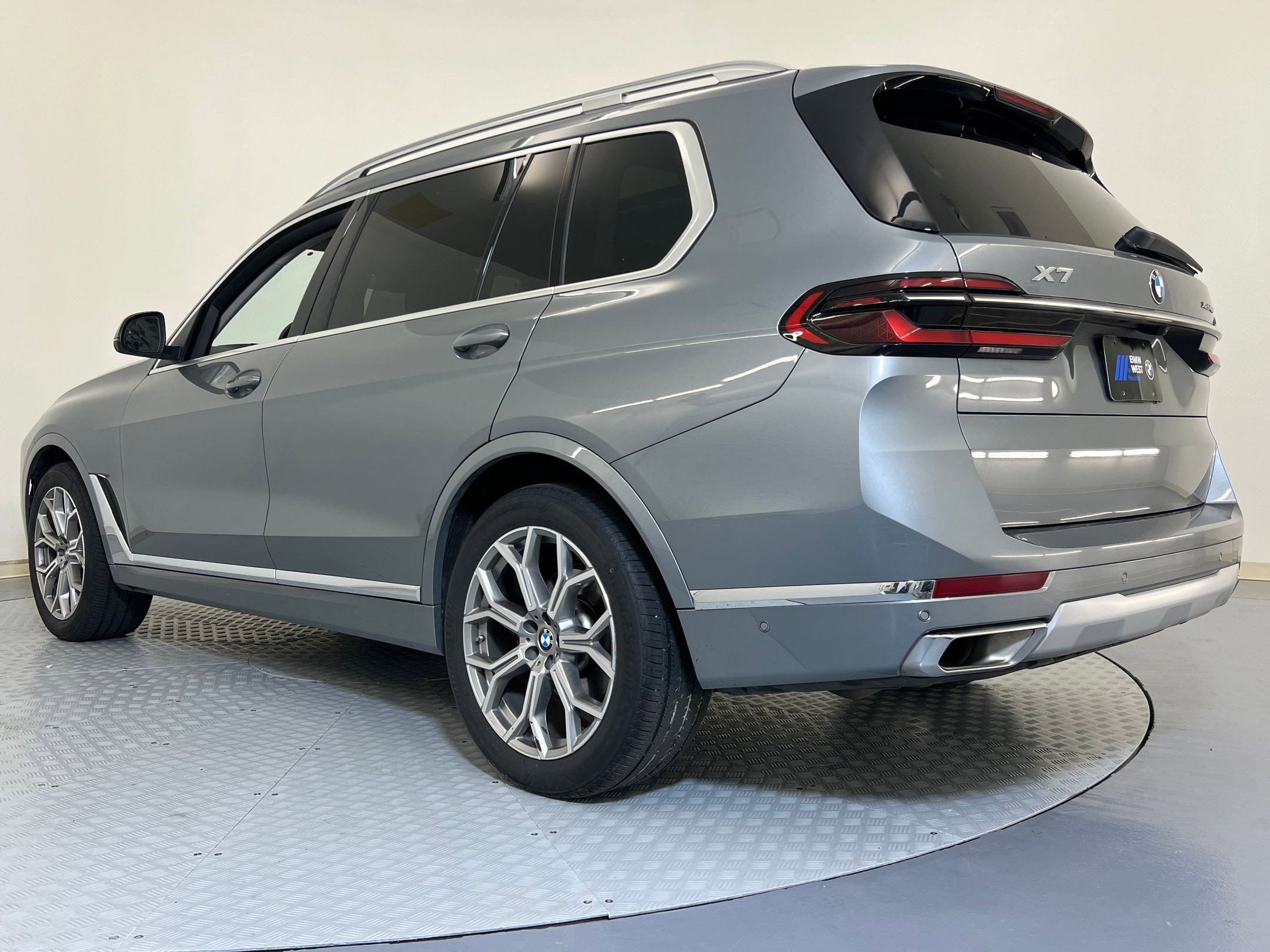 Used 2025 BMW X7 xDrive40i w/ Premium Package image 3