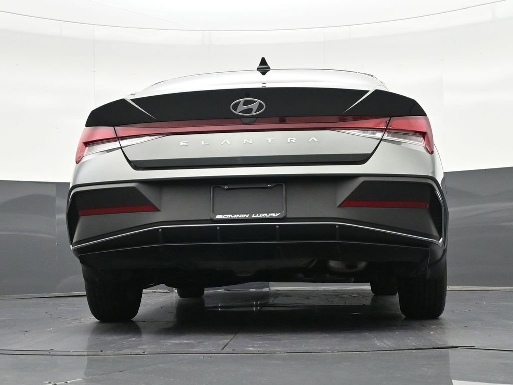 Used 2024 Hyundai Elantra SE image 27