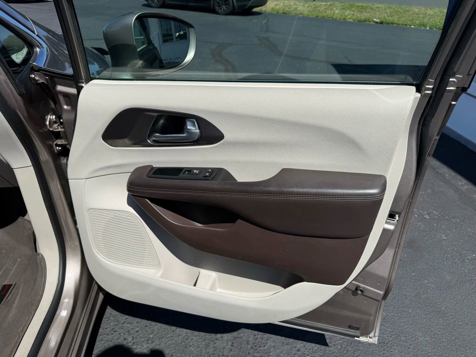 Used 2017 Chrysler Pacifica Touring-L image 41