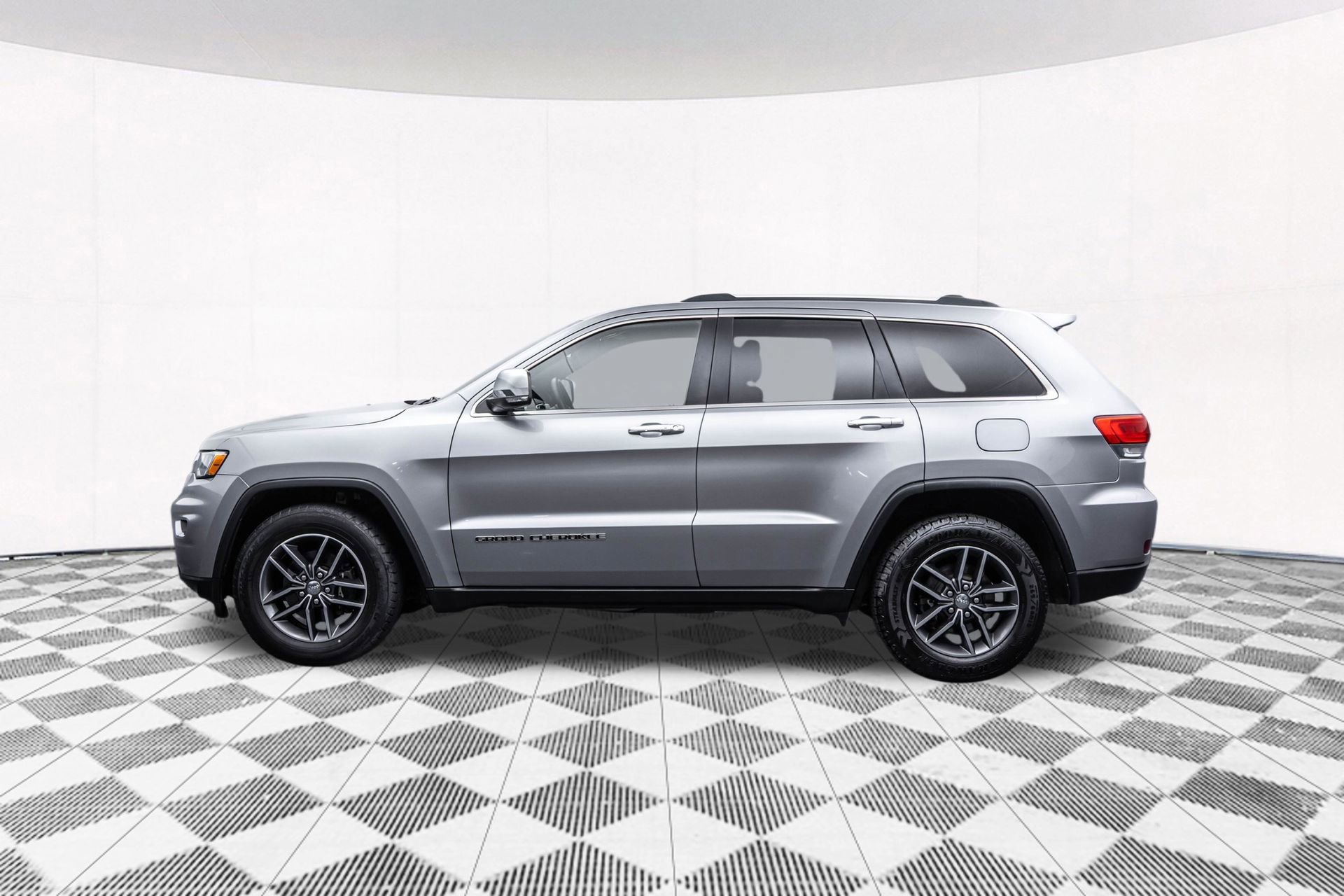 Used 2018 Jeep Grand Cherokee Limited image 7