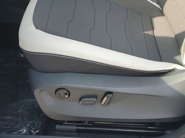 New 2026 Volkswagen Taos SE FWD image 12