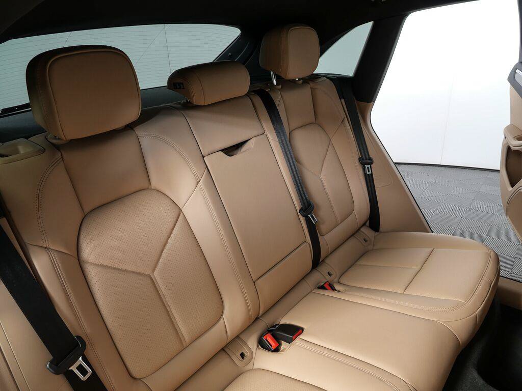 Certified 2026 Porsche Macan Turbo AWD/4WD image 21