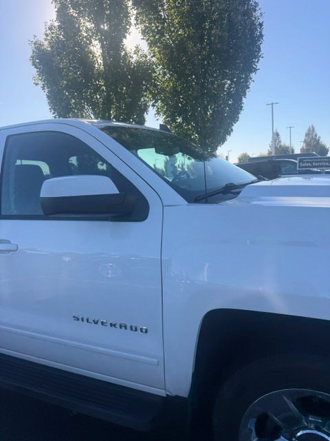 Used 2018 Chevrolet Silverado 1500 LT w/ LT Eassist Package AWD/4WD image 3
