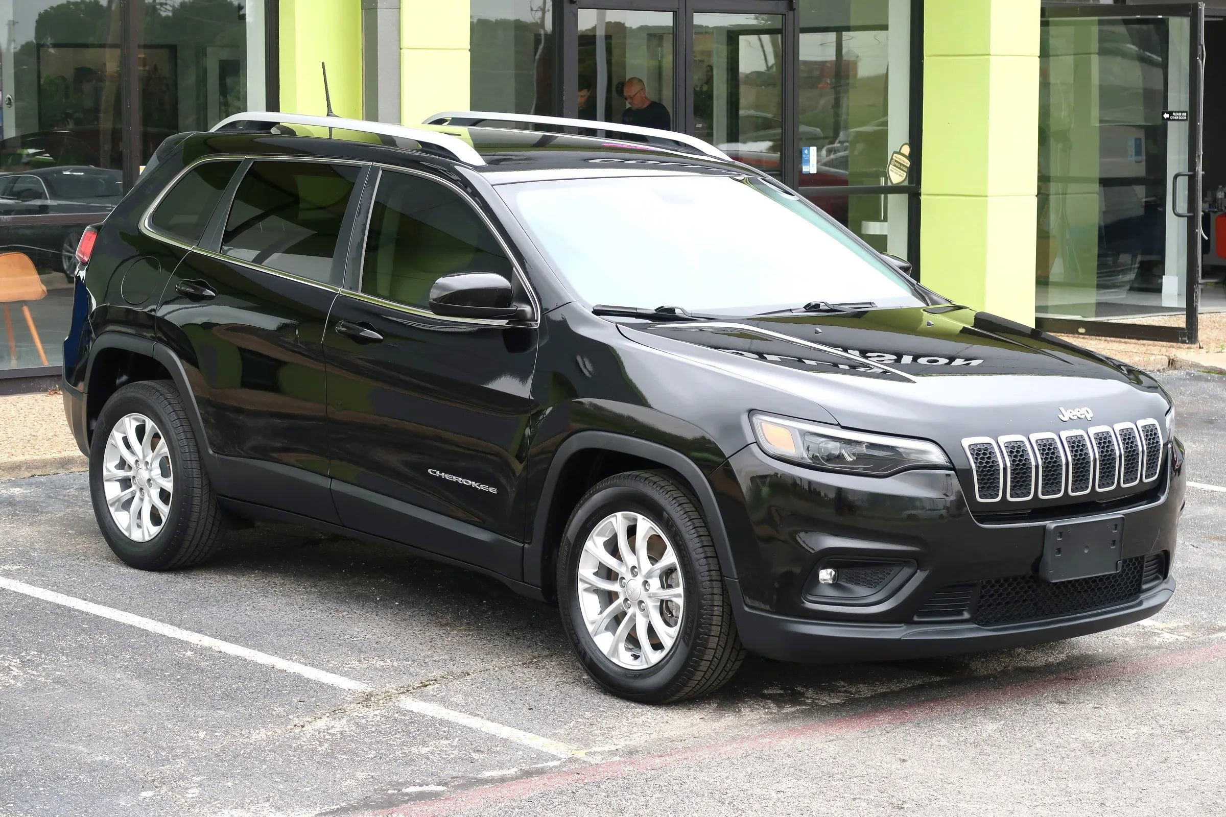 Used 2019 Jeep Cherokee Latitude w/ Popular Appearance Group FWD image 3