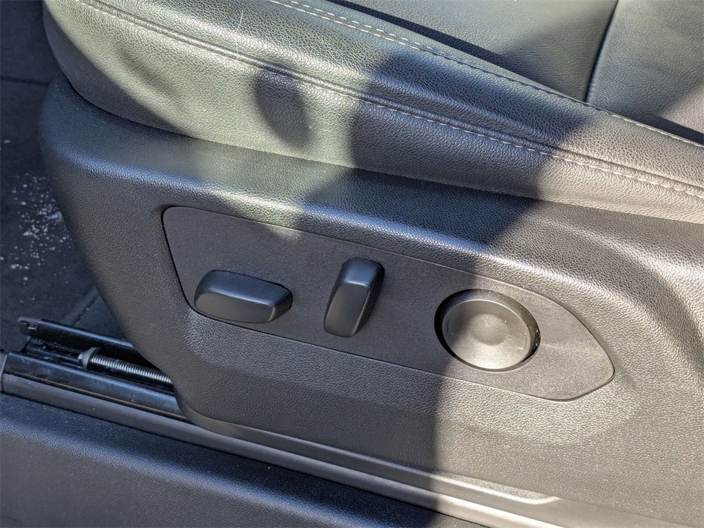 Used 2025 Chevrolet Suburban Z71 image 16