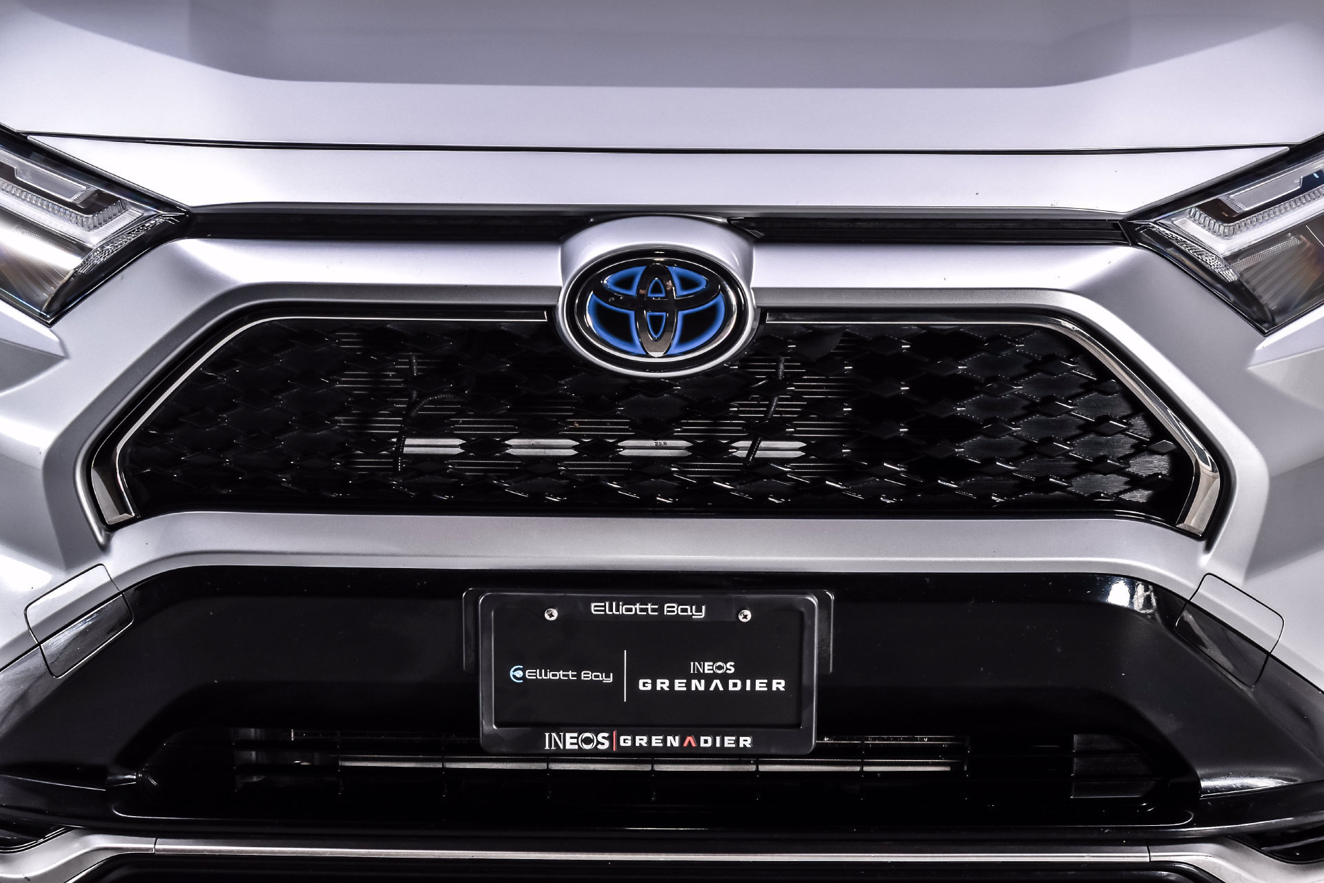 Used 2022 Toyota RAV4 SE w/ Weather & Moonroof Package AWD/4WD image 7