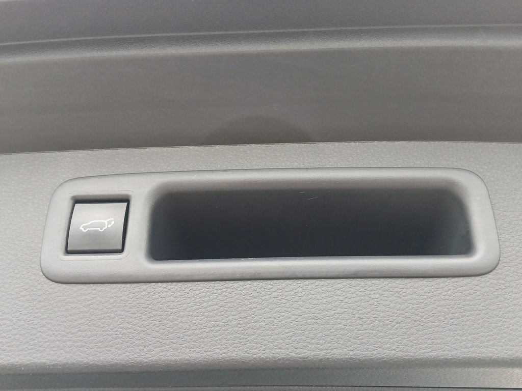 Used 2024 Toyota Highlander LE FWD image 25