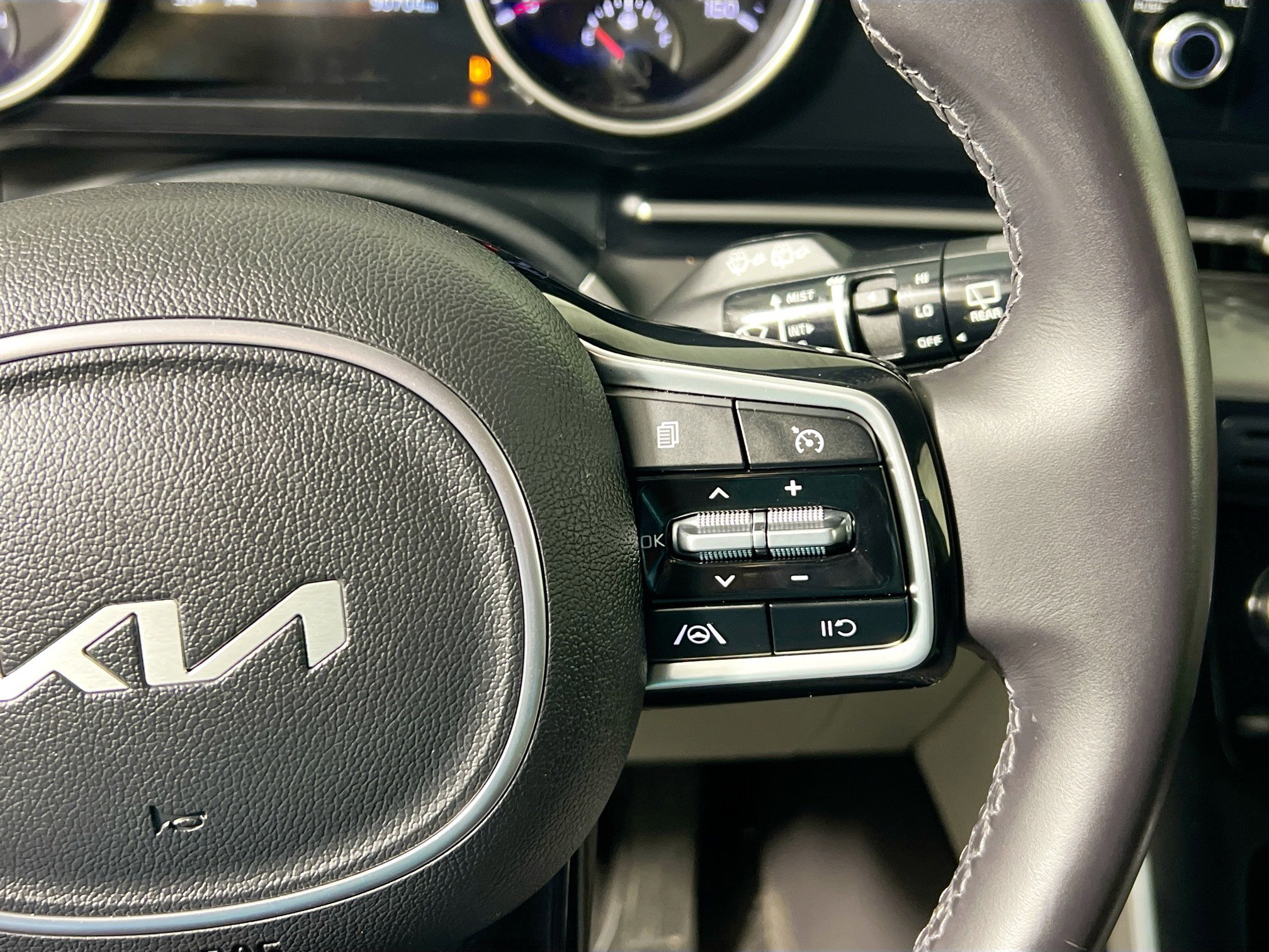 Used 2023 Kia Carnival LX image 19