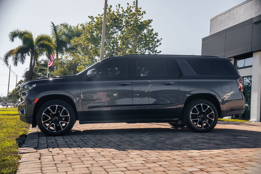 Used 2021 Chevrolet Suburban RST w/ Luxury Package RWD image 2