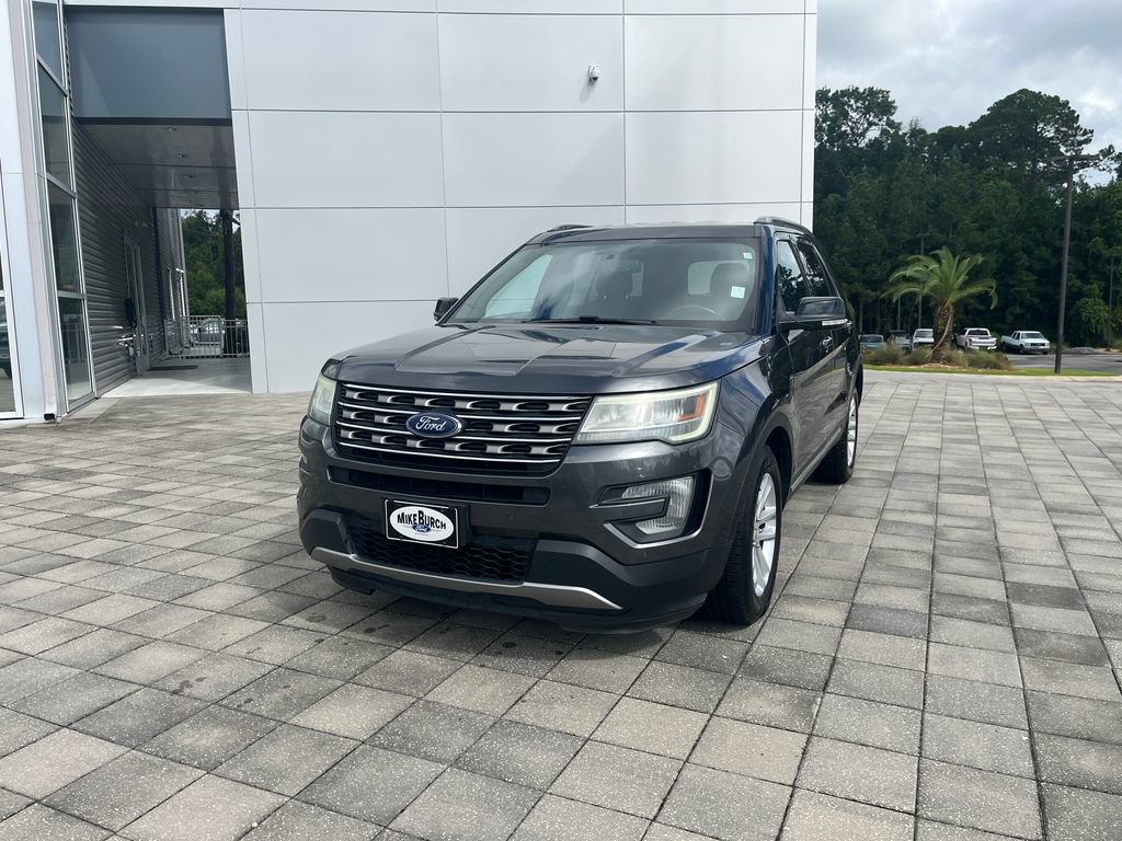Used 2017 Ford Explorer XLT w/ Equipment Group 202A FWD image 2