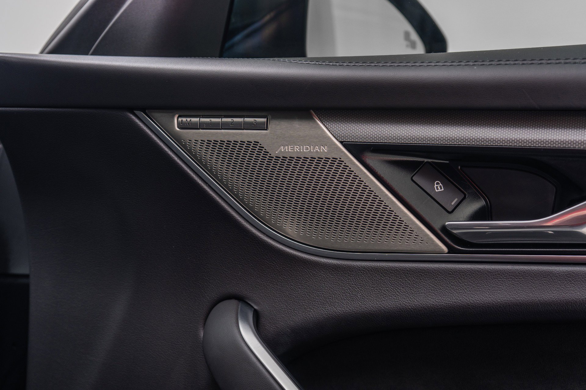 Used 2023 Jaguar F-PACE SVR image 42