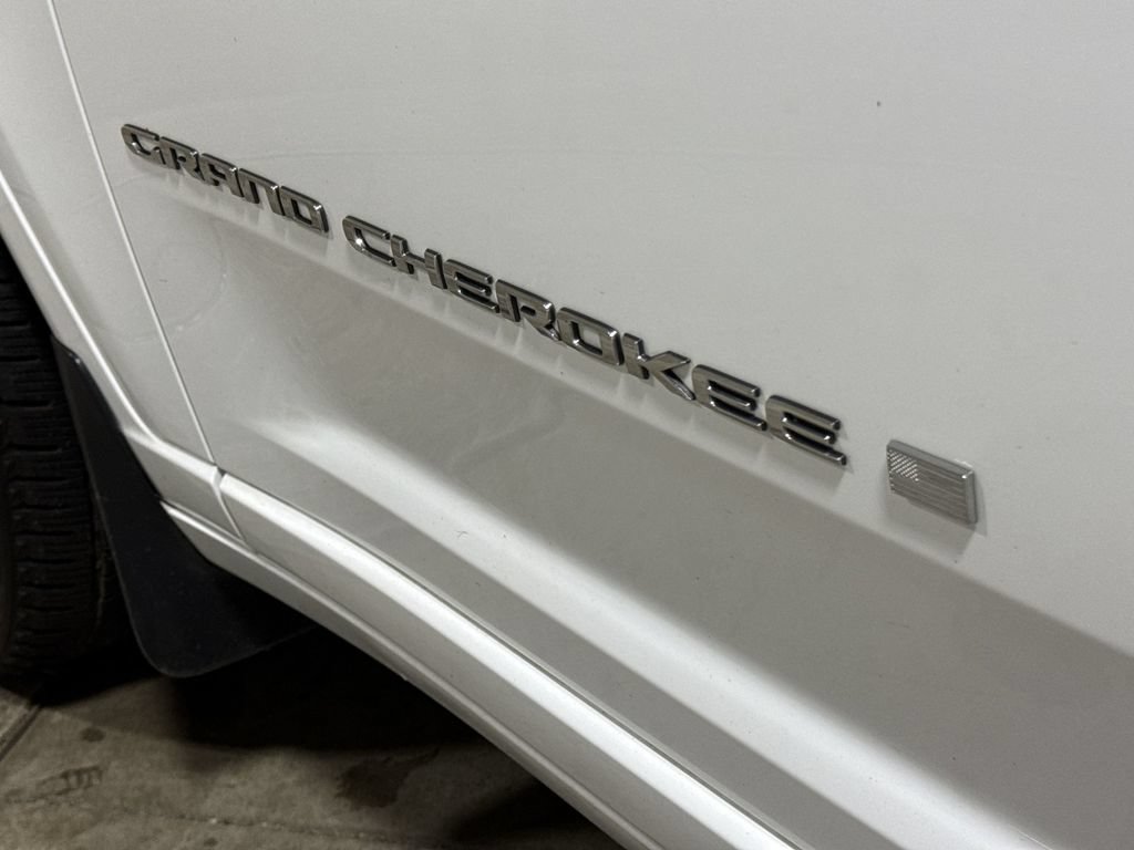 Used 2022 Jeep Grand Cherokee Overland AWD/4WD image 27