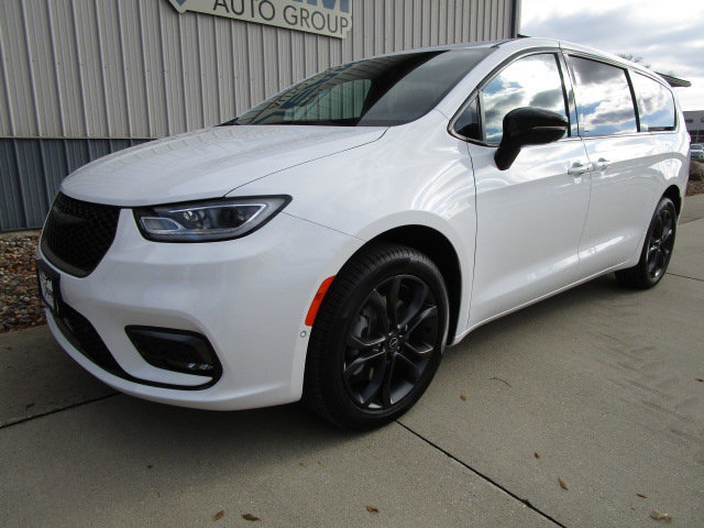 New 2026 Chrysler Pacifica Select