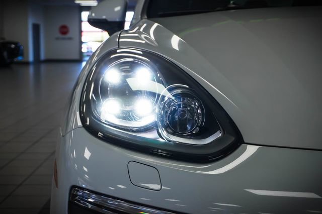 Used 2017 Porsche Cayenne Platinum Edition AWD/4WD image 27