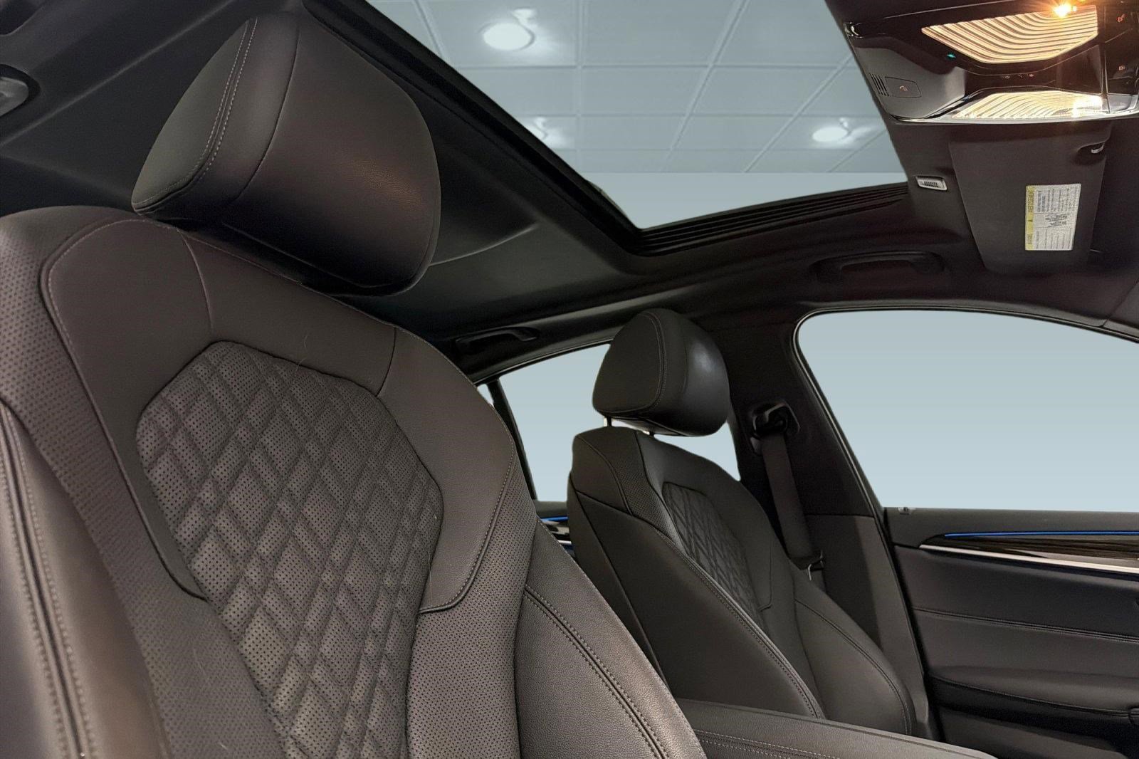 Used 2023 BMW 530e w/ Premium Package image 27