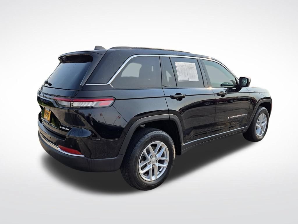 Used 2024 Jeep Grand Cherokee Laredo X w/ Luxury Tech Group I AWD/4WD image 3