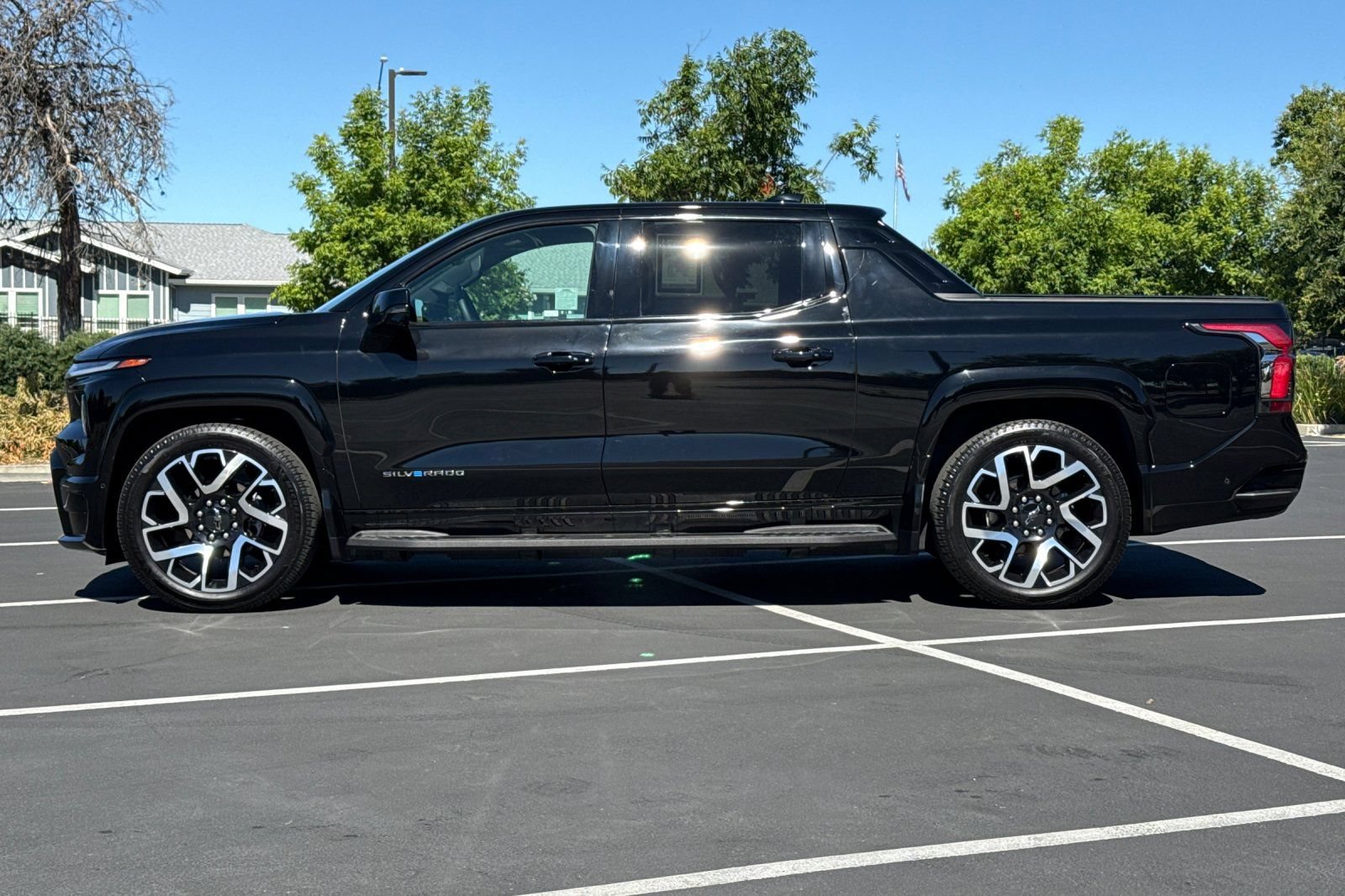 Used 2025 Chevrolet Silverado EV RST AWD/4WD image 14