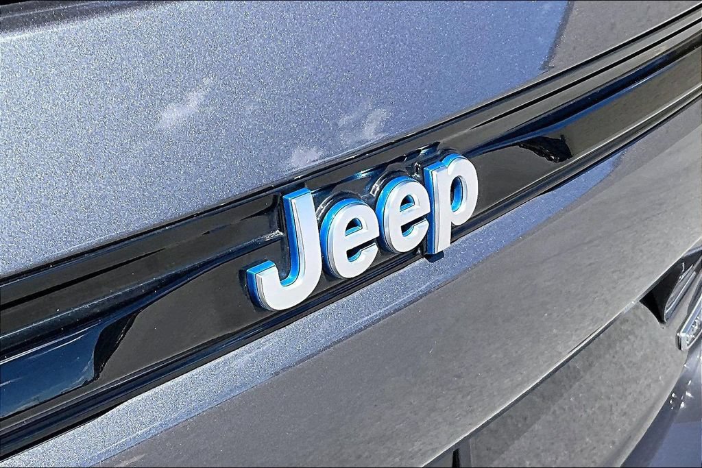 Used 2022 Jeep Grand Cherokee Summit w/ Advanced Protech Group IV AWD/4WD image 31