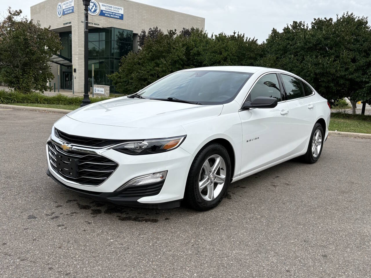 Used 2023 Chevrolet Malibu LS FWD image 2