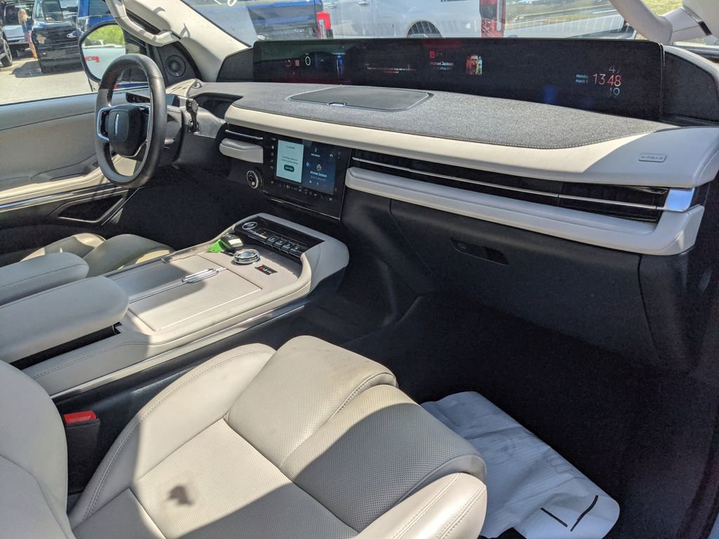 Used 2025 Lincoln Navigator Reserve image 13