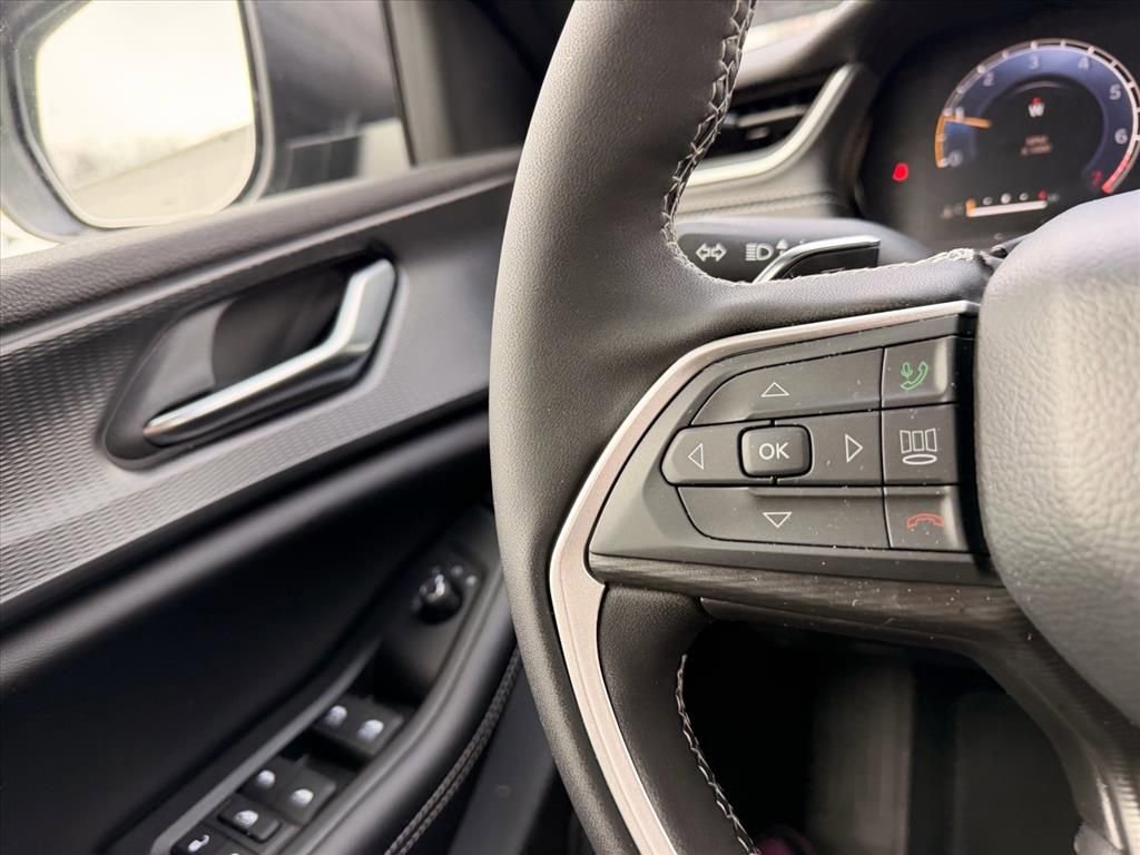 Used 2025 Jeep Grand Cherokee Laredo w/ Luxury Tech Group I AWD/4WD image 13