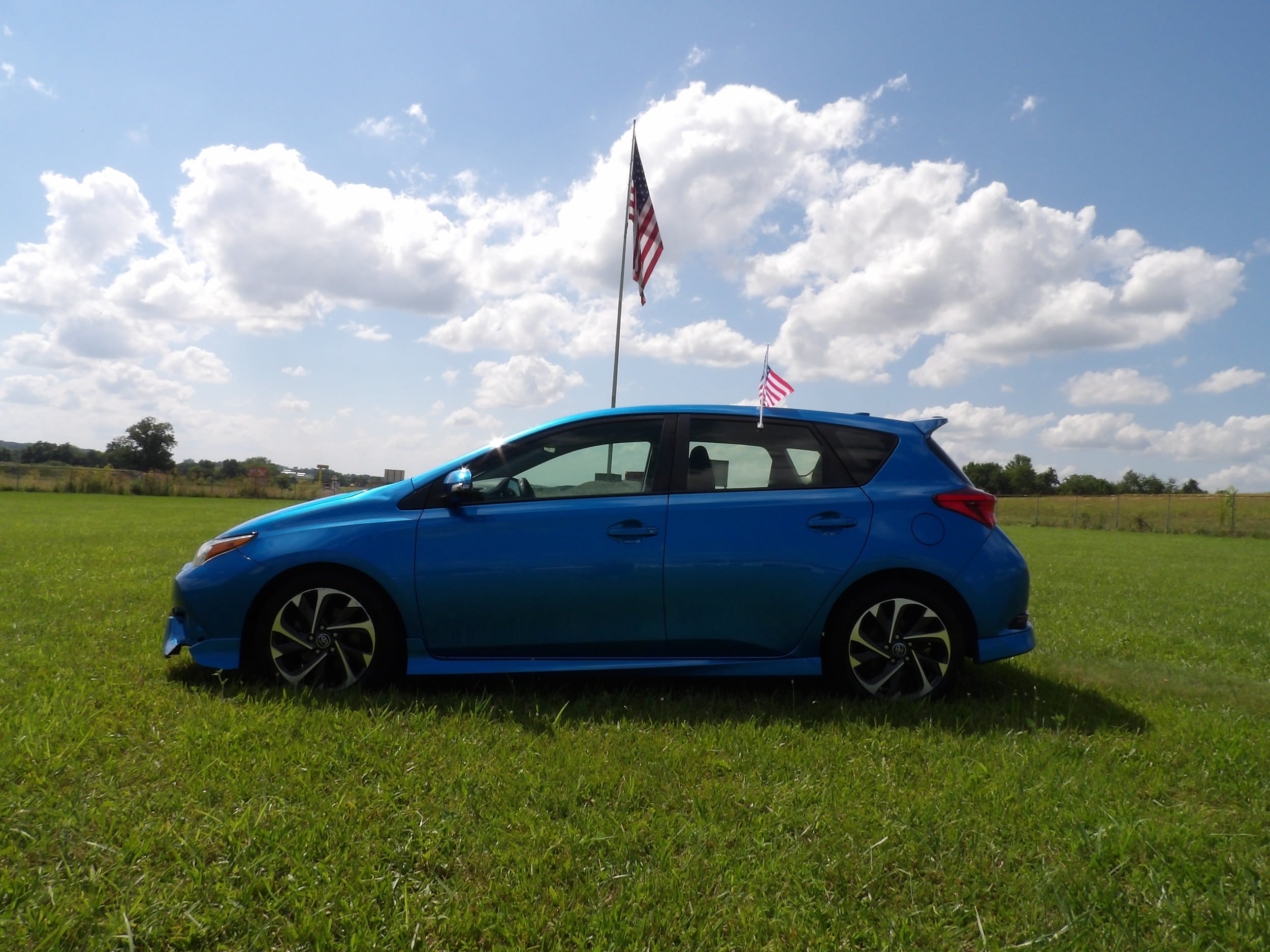 Used 2017 Toyota Corolla iM w/ Carpet Mat Package FWD image 2