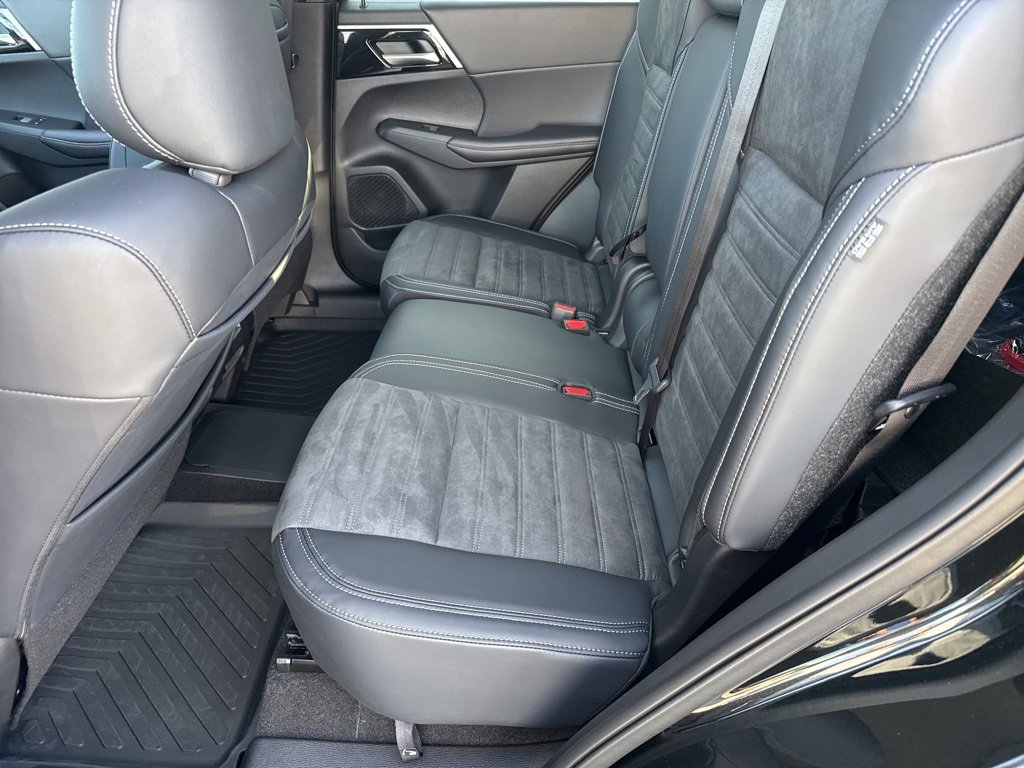 New 2025 Mitsubishi Outlander SE image 25