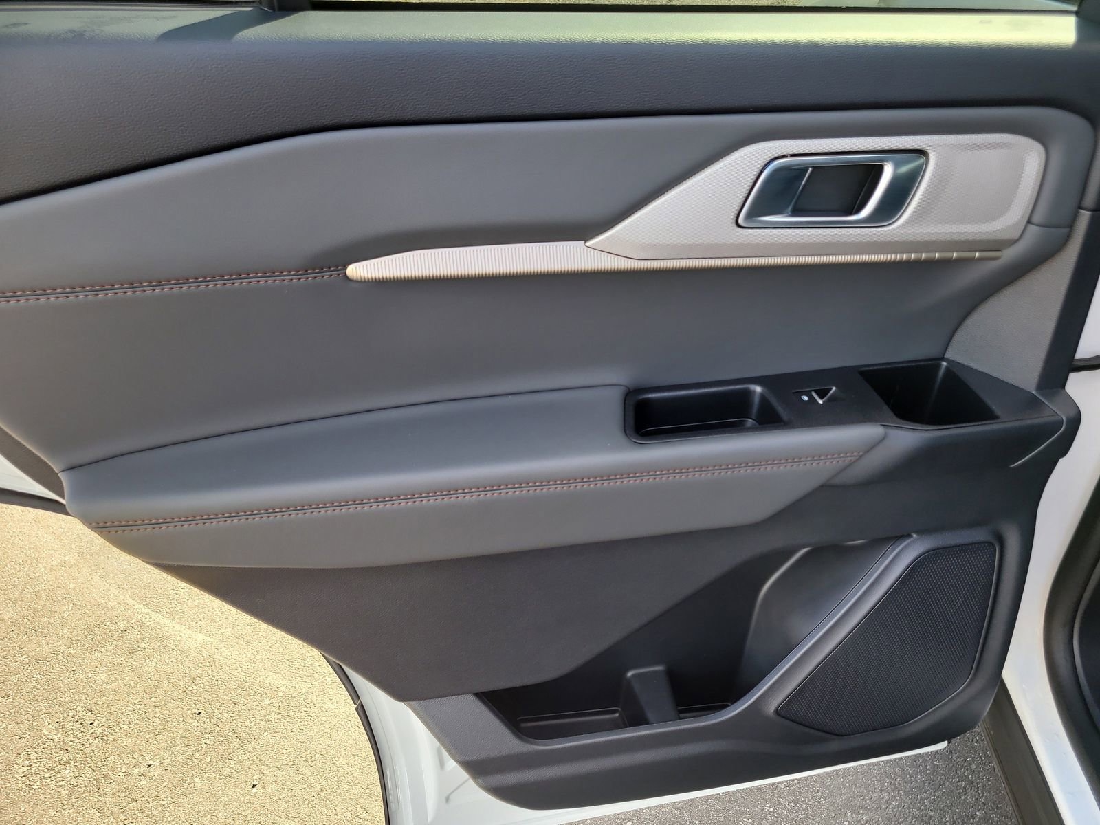 Certified 2025 Ford Explorer Active RWD image 9