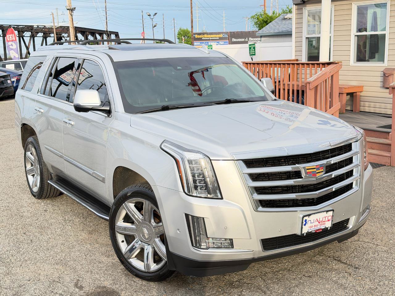 Used 2017 Cadillac Escalade Luxury AWD/4WD image 2