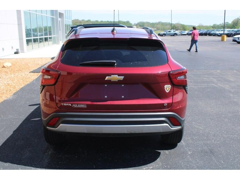 Used 2024 Chevrolet Trax LT w/ Driver Confidence Package FWD image 4