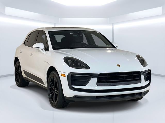 Certified 2022 Porsche Macan image 3