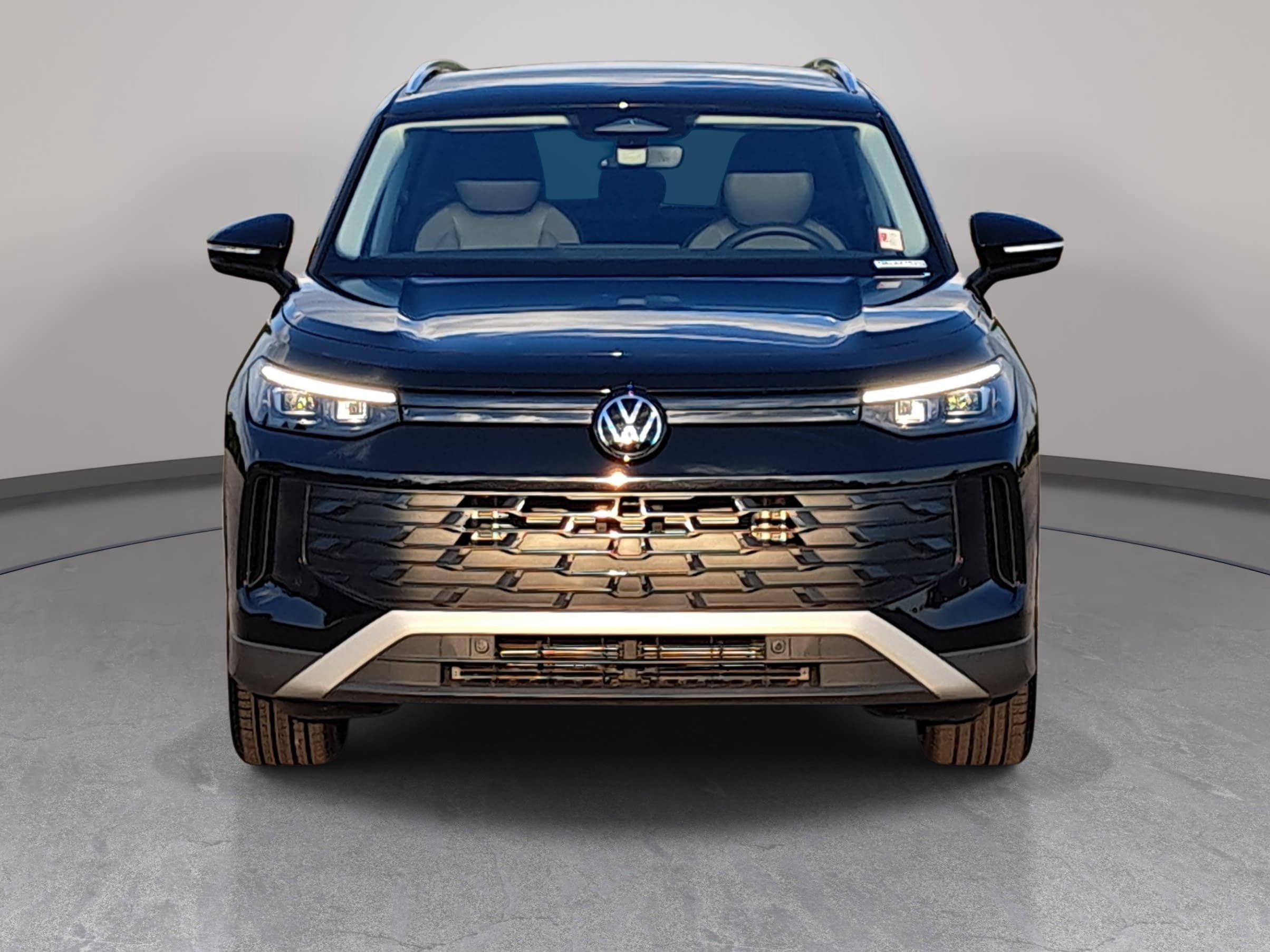 Used 2026 Volkswagen Tiguan SE FWD image 2