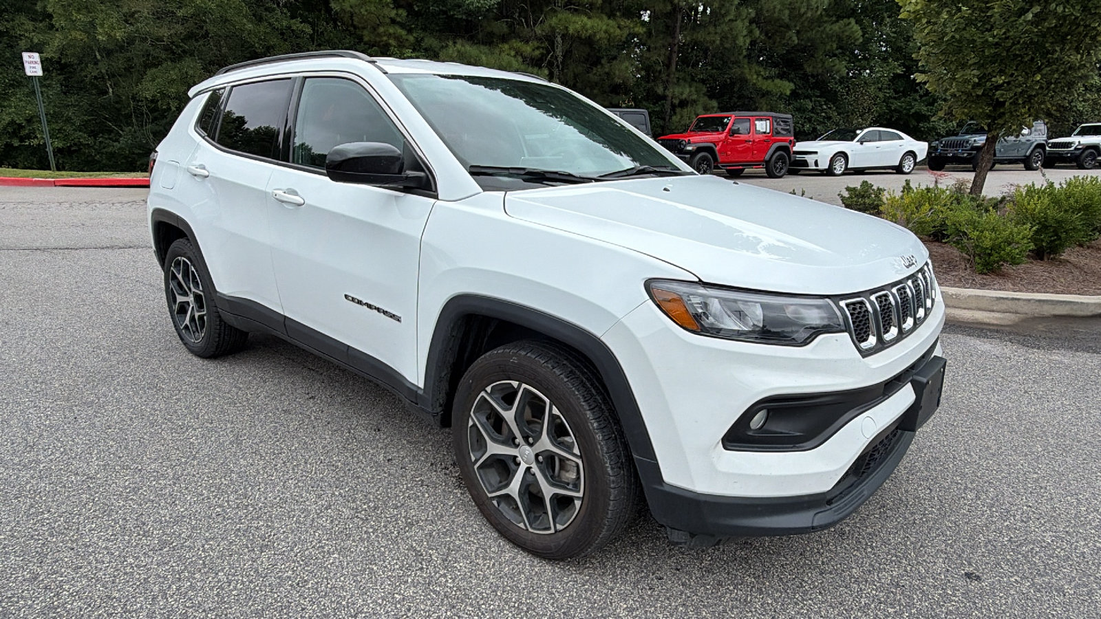 Used 2024 Jeep Compass Latitude AWD/4WD image 5