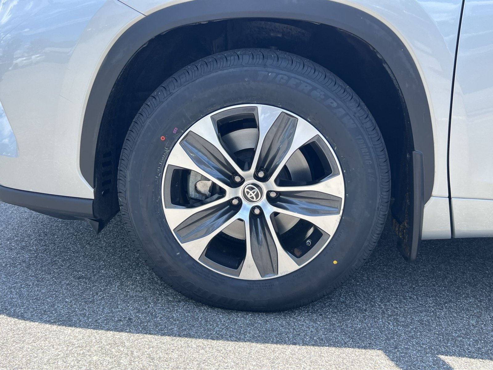 Used 2021 Toyota Highlander XLE AWD/4WD image 12