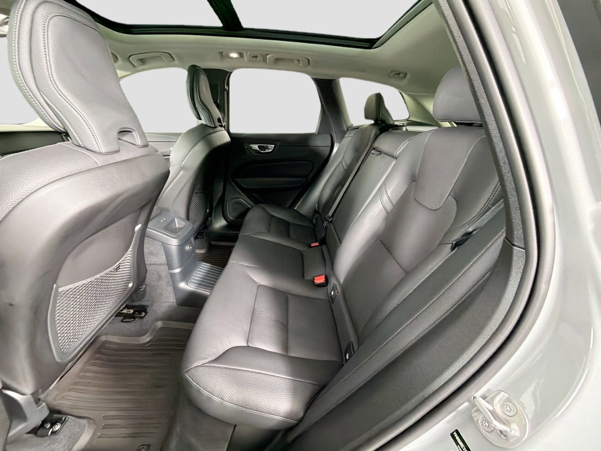 Certified 2025 Volvo XC60 T8 Plus w/ Protection Package Premier image 26